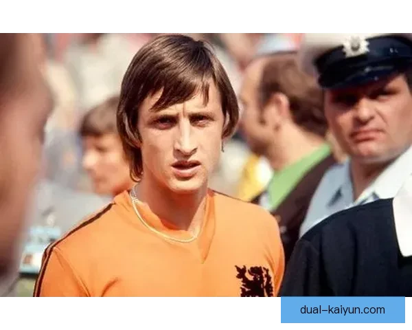 克鲁伊夫心理素质持续受到关注，展现出其影响力与足球智慧的深度分析